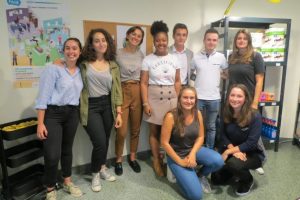 Les bénévoles de l’Agoraé dans l’épicerie à Guyancourt (Yvelines). 3e et 4e à droite : Antoine Riffonneau et Jessica Honorine. (©78actu)